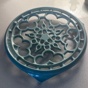 Le CREUSET enameled cast iron trivet discontinued teal sea salt sage deluxe lace